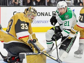 Adin Hill des Golden Knights de Vegas effectue un arrêt.