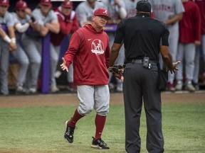 L'entraîneur-chef de l'Alabama, Brad Bohannon, à gauche, se dispute avec l'arbitre Joe Harris après avoir été expulsé d'un match de baseball universitaire de la NCAA en fin de deuxième manche contre LSU, le samedi 29 avril 2023, à Baton Rouge, en Louisiane./The Advocate via AP )