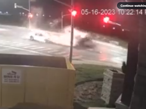 Capture d'écran d'une vidéo publiée sur Twitter d'un accident à Brampton le 16 mai 2023.