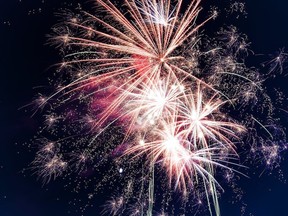 Une image de feux d'artifice tweetée par la ville d'Oakville le 21 mai 2023.