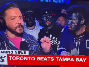 Le journaliste du CP24, Steve Ryan, interviewe les fans des Maple Leafs après la victoire du match 6 contre le Lightning de Tampa Bay le 29 avril 2023.