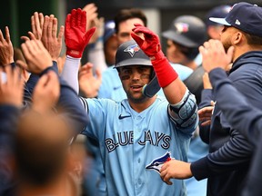 Les Blue Jays Whit Merrifield célèbrent leur circuit de trois points avec leurs coéquipiers lors de la troisième manche contre les Pirates au PNC Park le 7 mai 2023 à Pittsburgh.