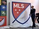 Le commissaire de la Major League Soccer, Don Garber, dévoile le logo de la MLS.