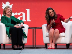 L'ancienne secrétaire d'État américaine Hillary Clinton et la ministre des Finances Chrystia Freeland lors du congrès libéral à Ottawa.