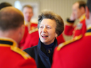 La princesse britannique Anne, princesse royale, dans son rôle de colonel des Blues et des Royals, rencontre des officiers et des sous-officiers supérieurs de la Division des ménages, lors de sa visite à Wellington Barracks, dans le centre de Londres, le 3 mai.