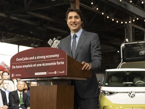 Le premier ministre Justin Trudeau fait l'annonce d'une usine de batteries électriques Volkswagen au musée du chemin de fer du comté d'Elgin à St. Thomas, en Ontario.