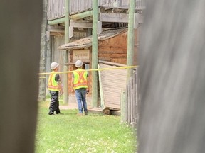 Des travailleurs examinent les lieux de l'effondrement d'une plate-forme à Fort Gibraltar qui a envoyé 17 personnes à l'hôpital le mercredi 31 mai 2023. Chris Procaylo/Winnipeg Sun