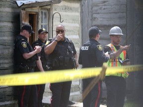 Spécialistes de la police et de la construction à Fort Gibraltar