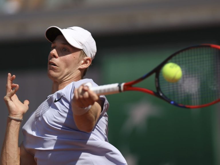 Le Canadien Denis Shapovalov avance, Felix Auger-Aliassime et Rebecca Marino hors de Roland-Garros