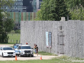 Véhicules de police devant Fort Gibraltar