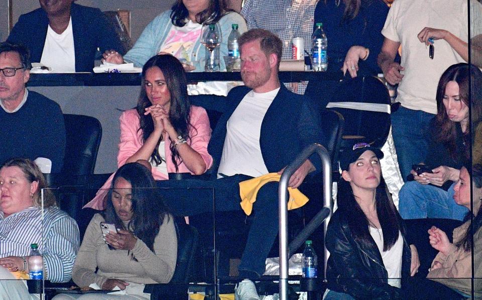 Meghan et Harry lors d'un match de basket à Los Angeles - Getty