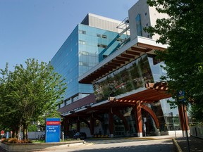 Photo de l'extérieur de l'hôpital Surrey Memorial à Surrey.