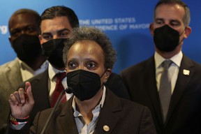 L'ancienne maire de Chicago Lori Lightfoot (C) prend la parole lors d'une conférence de presse lors de la 90e réunion d'hiver de la Conférence des maires des États-Unis (USCM) le 19 janvier 2022 à Washington, DC. (Photo d'Alex Wong/Getty Images)