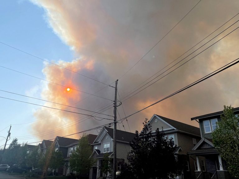 Une série sans précédent d’incendies de forêt en Nouvelle-Écosse brûlent toujours après quatre jours