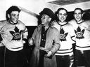 Conn Smythe, ancien directeur général des Maple Leafs, deuxième à partir de la gauche, en 1942.