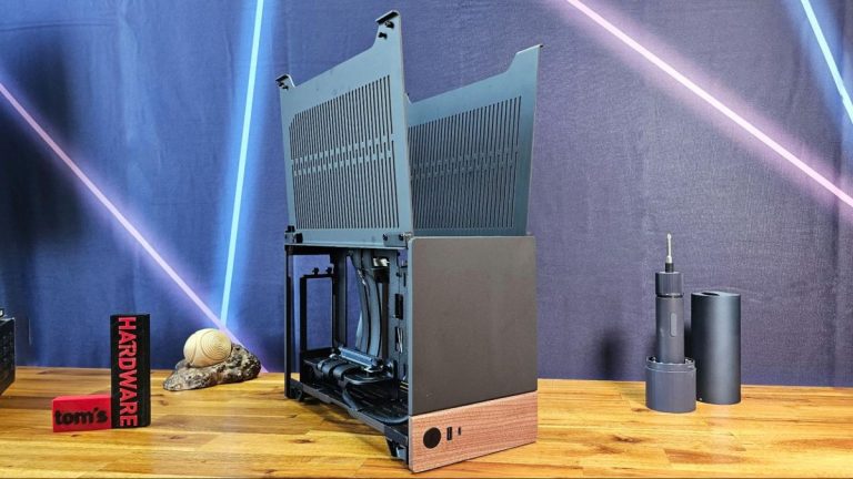 Pratique : le boîtier PC Tiny Terra de Fractal a des accents de bois, une colonne vertébrale réglable