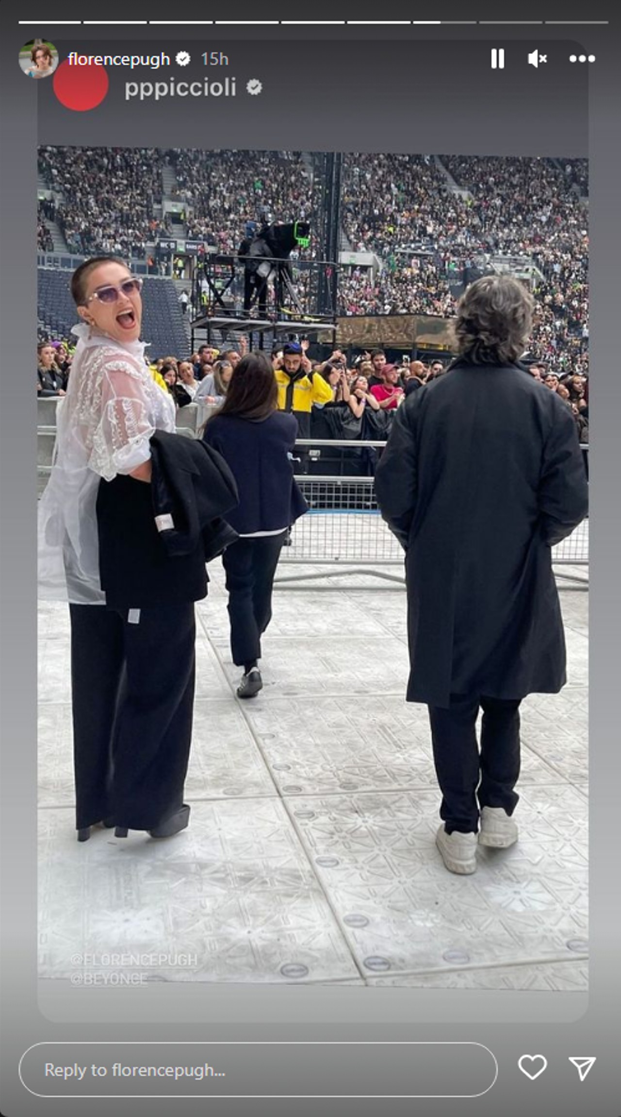 Florence Pugh monte sur scène lors du concert de Beyoncé.