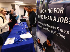 Un stand EllisDon lors d'un salon de l'emploi à Calgary, en 2022.