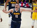 Le centre des Denver Nuggets, Nikola Jokic, réagit contre les Lakers de Los Angeles.