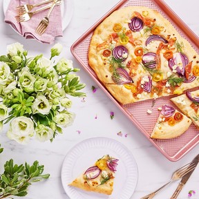 La focaccia aux légumes printaniers constitue un brunch léger, parfait pour la fête des mères.