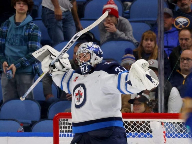 Connor Hellebuyck est la plus grande monnaie d’échange des Jets alors que le repêchage de la LNH se profile