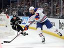 Vincent Desharnais # 73 des Oilers d'Edmonton fait une passe d'évasion devant Carl Grundstrom # 91 des Kings de Los Angeles lors de la deuxième période du match 3 du premier tour des séries éliminatoires de la Coupe Stanley 2023 à Crypto.com Arena le 21 avril , 2023, à Los Angeles, Californie.