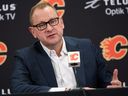 L'ancien directeur général des Flames de Calgary, Brad Treliving, s'entretient avec les médias.