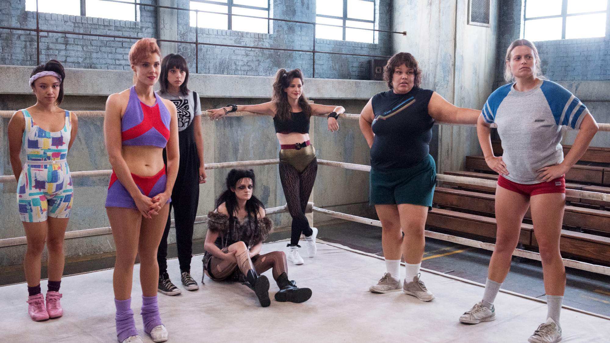 Les membres de la distribution de Glow Ellen Wong, Kate Nash, Britt Baron, Gayle Rankin, Jackie Tohn, Britney Young, Marianna Palka se tiennent dans un ring