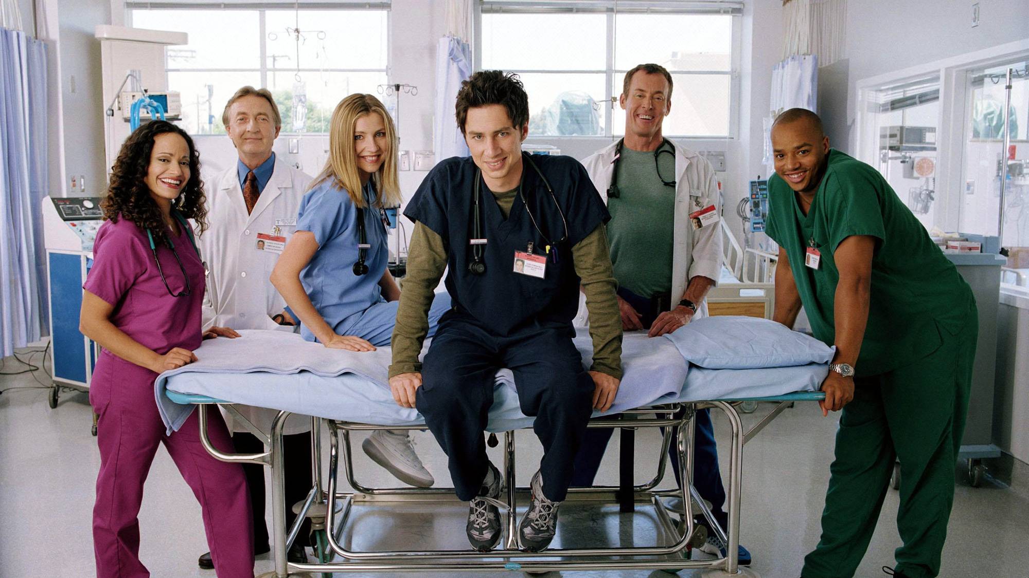 Scrubs les membres de la distribution [L-R] JUDY REYES comme infirmière Carla Espinosa, KEN JENKINS comme Dr Bob Kelso, SARAH CHALKE comme Dr Elliot Reid, ZACH BRAFF comme Dr JD Dorian, JOHN C. MCGINLEY comme Dr Perry Cox, DONALD FAISON comme Dr Chris Turk