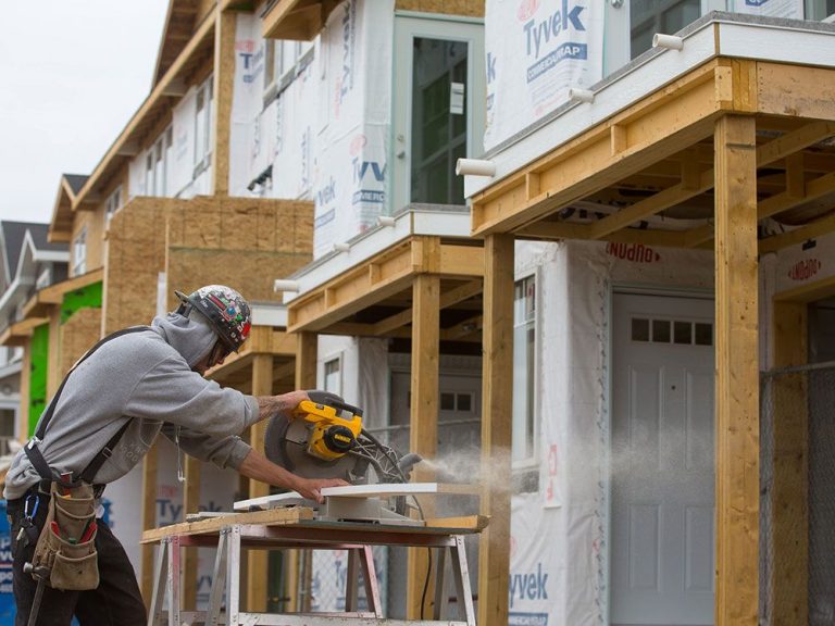 La construction de maisons ralentit – et c’est une mauvaise nouvelle pour les acheteurs et Justin Trudeau