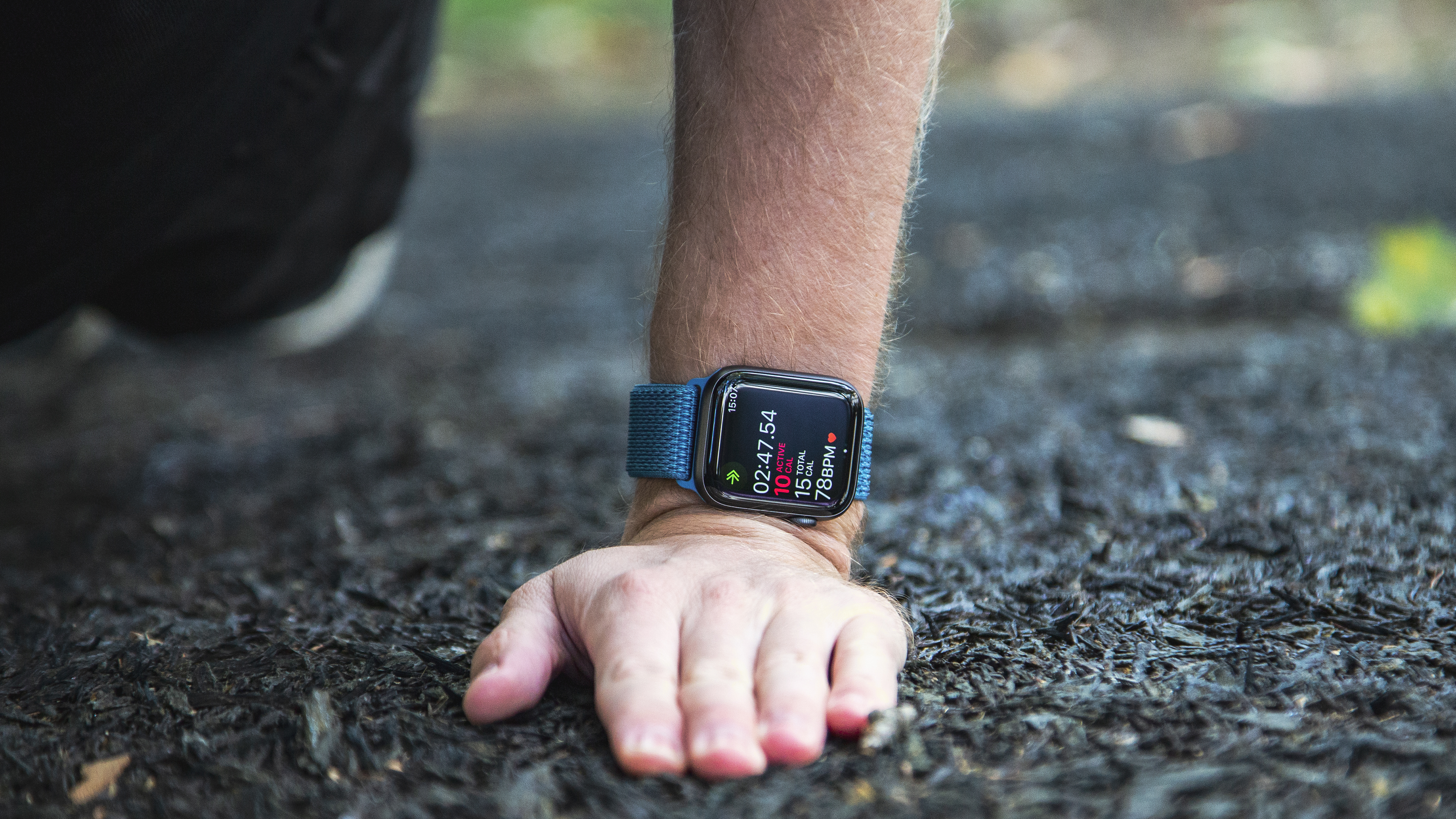 Apple Watch 4 au poignet près du sol