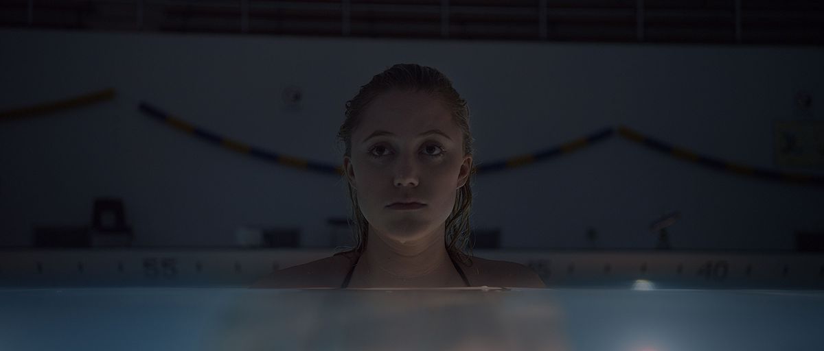 Une femme attend dans une piscine dans Ça suit