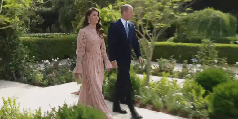 La princesse Kate est une vision de la beauté dans une robe plissée rose pâle