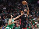 Caleb Martin du Miami Heat tente un tir à trois points contre Derrick White des Boston Celtics au TD Garden le 29 mai 2023 à Boston.