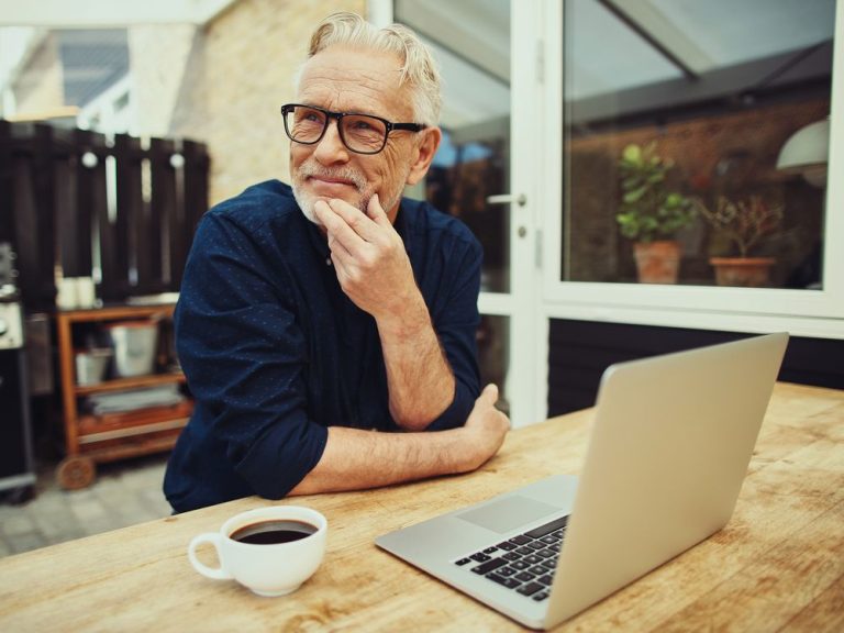 Les travailleurs âgés ne sont pas moins productifs : ce que nous nous trompons sur le vieillissement et le travail