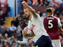 Harry Kane de Tottenham Hotspur célèbre le premier but de l'équipe avec Yves Bissouma contre Aston Villa lors de l'action de Premier League à Villa Park, Birmingham, le samedi 13 mai 2023.