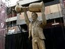 Vue d'une statue en bronze de l'ancien joueur et entraîneur du club de football River Plate Marcelo Gallardo lors de son inauguration à Buenos Aires.