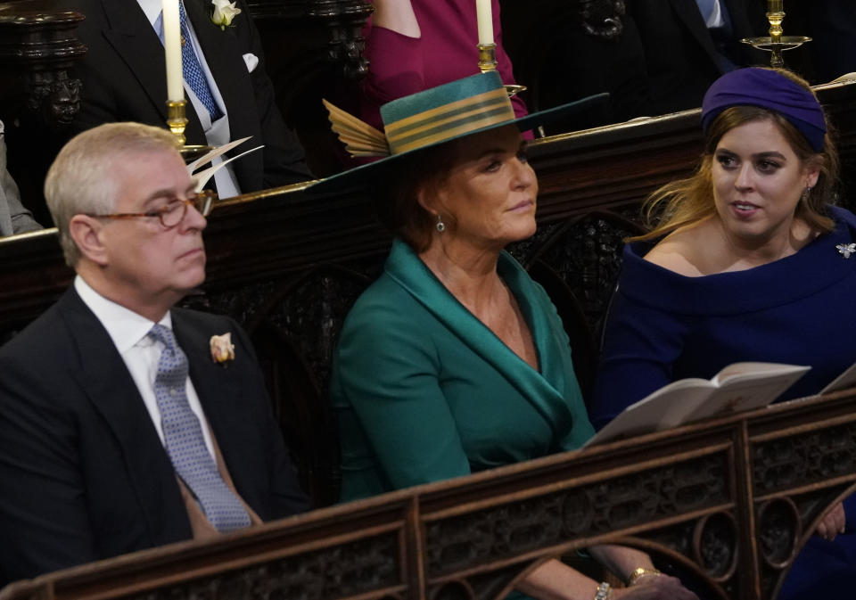 WINDSOR, ANGLETERRE - 12 OCTOBRE : le prince Andrew, duc d'York Sarah Ferguson et la princesse Béatrice d'York assistent au mariage de la princesse Eugénie d'York et de M. Jack Brooksbank à la chapelle Saint-Georges le 12 octobre 2018 à Windsor , Angleterre.  (Photo de Danny Lawson - Piscine WPA/Getty Images)