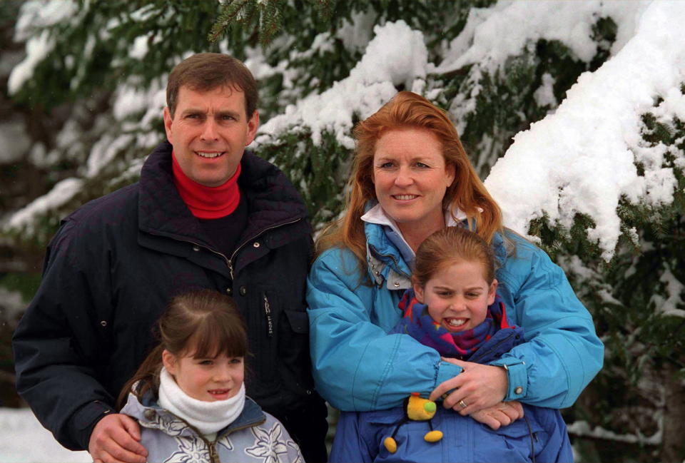 VERBIER, SUISSE - 19 FÉVRIER: Le duc et la duchesse d'York en vacances de ski avec leurs filles la princesse Eugénie et la princesse Béatrice à Verbier, en Suisse.  (Photo de Tim Graham Photo Library via Getty Images)