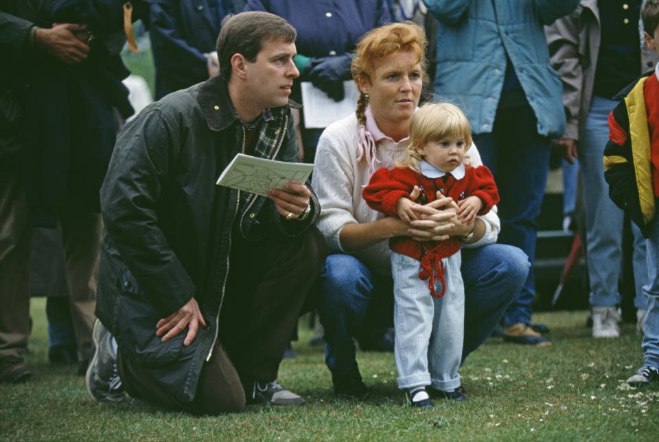 Le prince Andrew, duc d'York et Sarah Ferguson, duchesse d'York avec leur fille la princesse Béatrice d'York au Royal Windsor Horse Show, le 12 mai 1990. (Photo de Georges De Keerle/Getty Images)