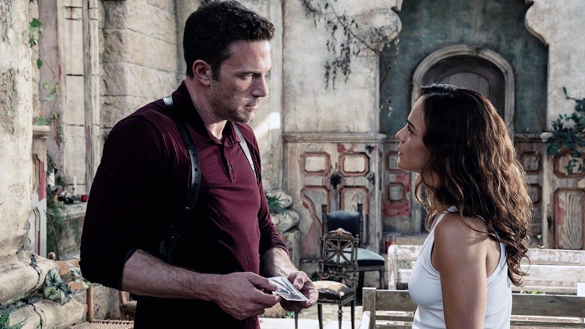 (LR) Ben Affleck et Alice Braga en tant que détective Danny Rourke et Diana Cruz dans Hypnotic.