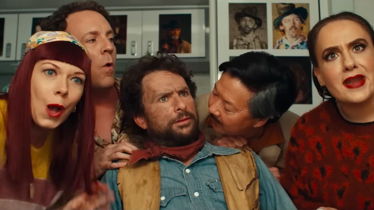 (LR) Mary Elizabeth Ellis, Drew Droege, Charlie Day, Ken Jeong et Artemis Pebdani dans Fool's Paradise.