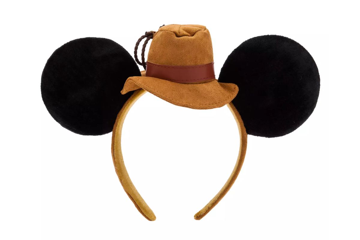 Un chapeau d'Indiana Jones avec des oreilles de Mickey Mouse attachées sur ses côtés