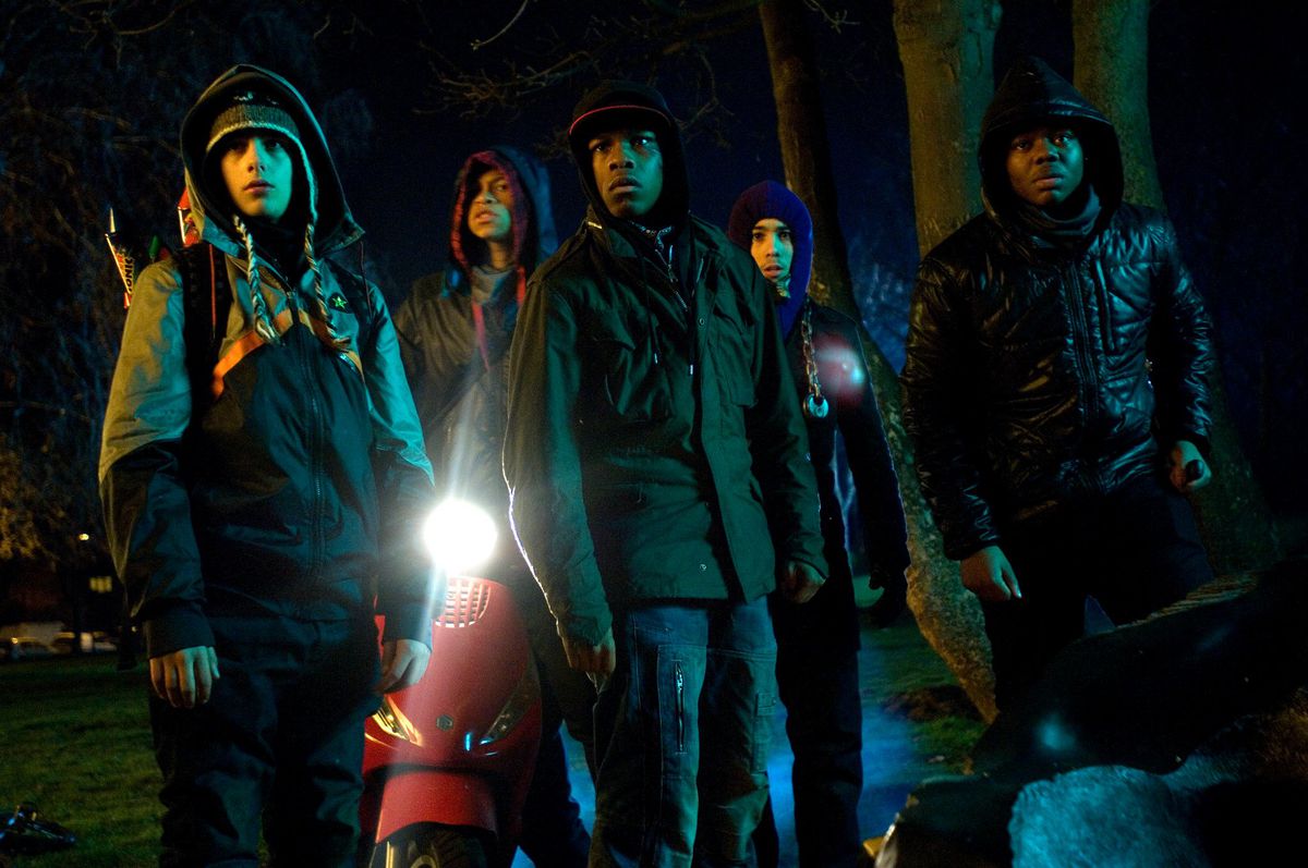 Le casting d'Attack the Block se tient devant un scooter