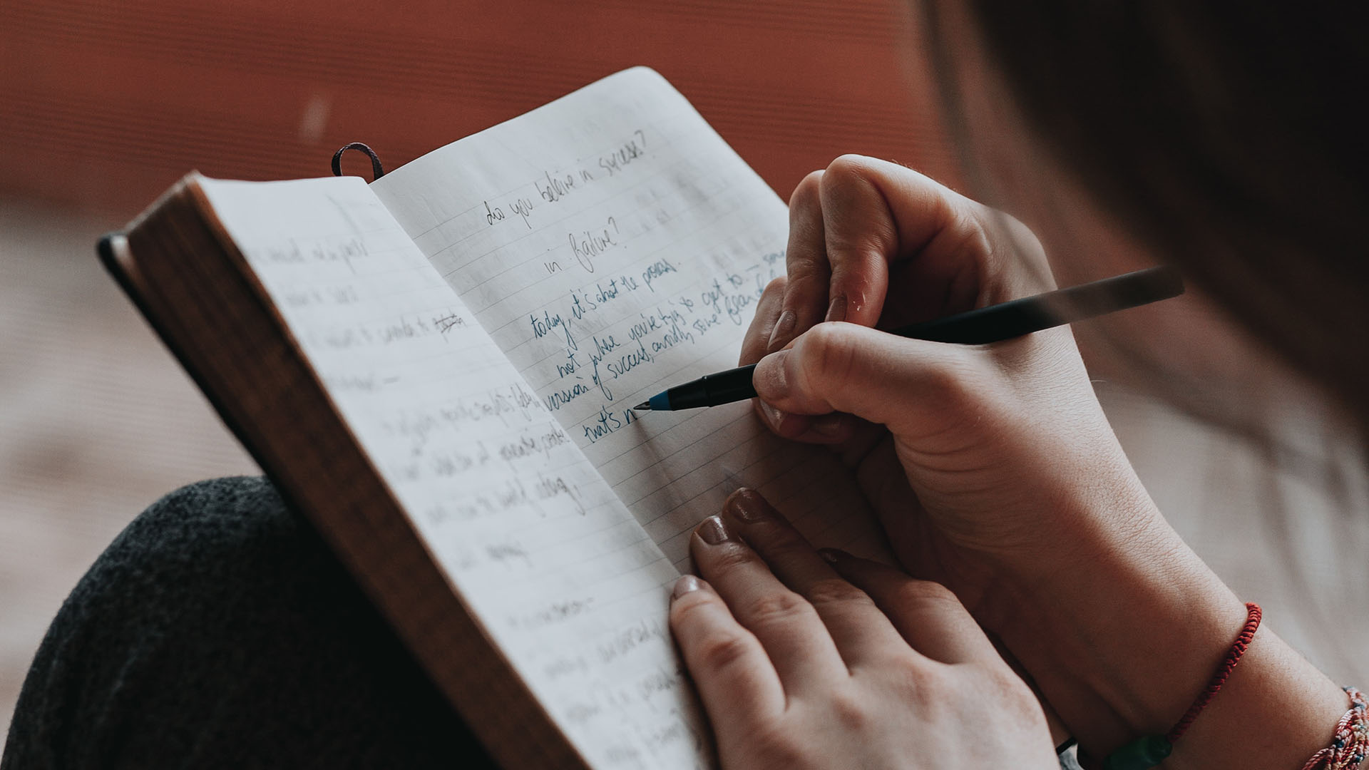 Femme écrivant dans un cahier