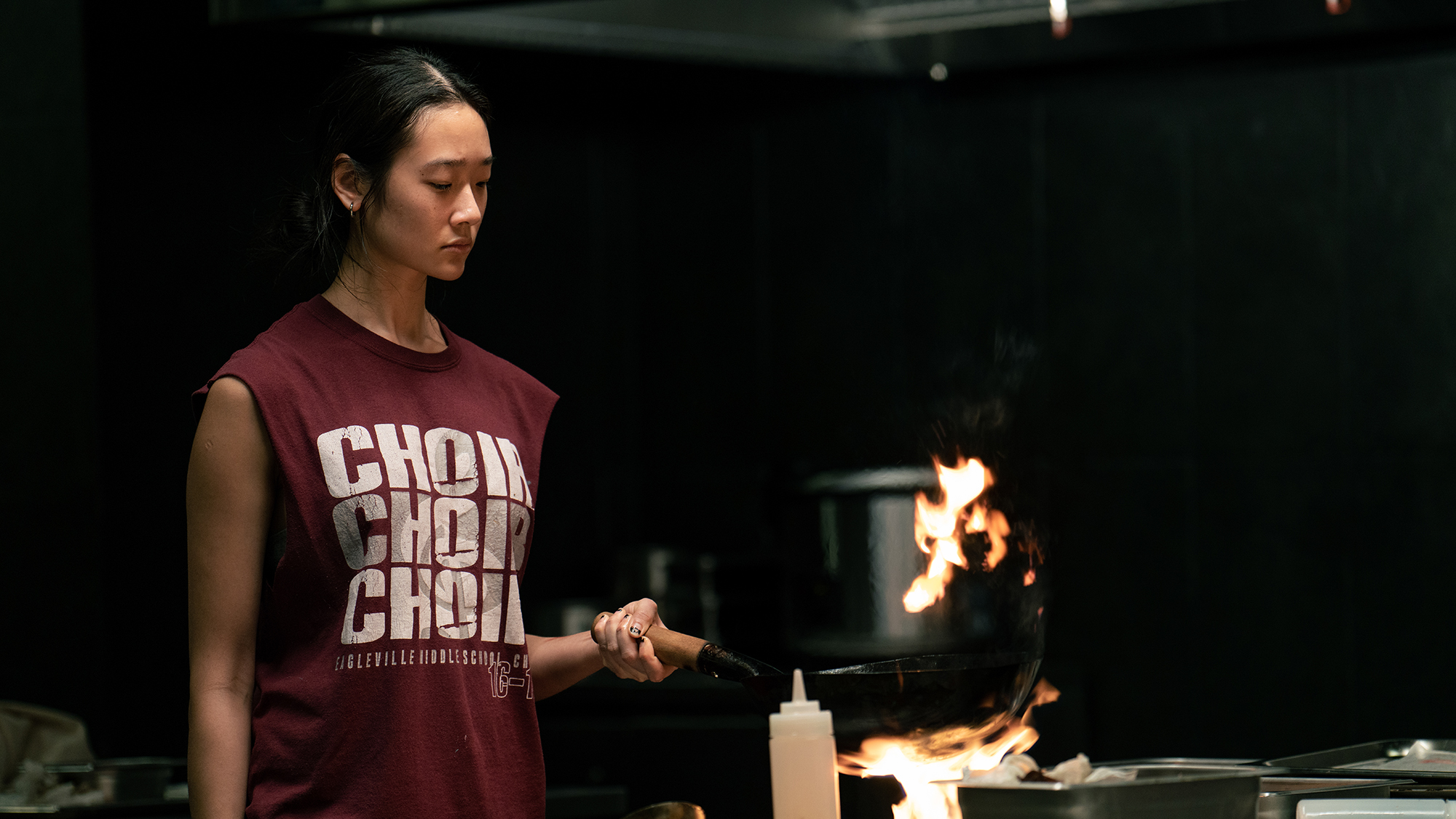 Chutimon Chuengcharoensukying comme Aoy, tenant une casserole au-dessus d'une flamme dans Hunger