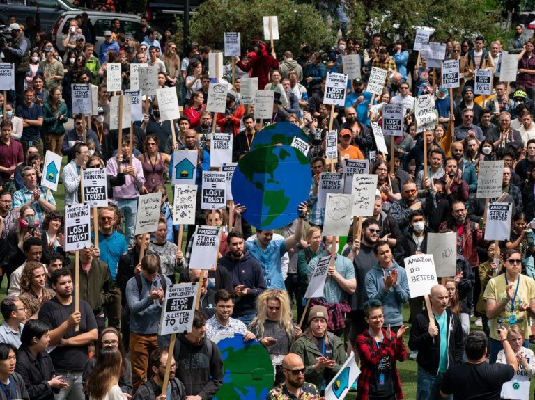 Les employés d’Amazon sortent pour protester contre le retour au bureau et les politiques climatiques