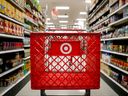 Un panier est vu dans un magasin Target dans le quartier de Brooklyn à New York, le 14 novembre 2017. 