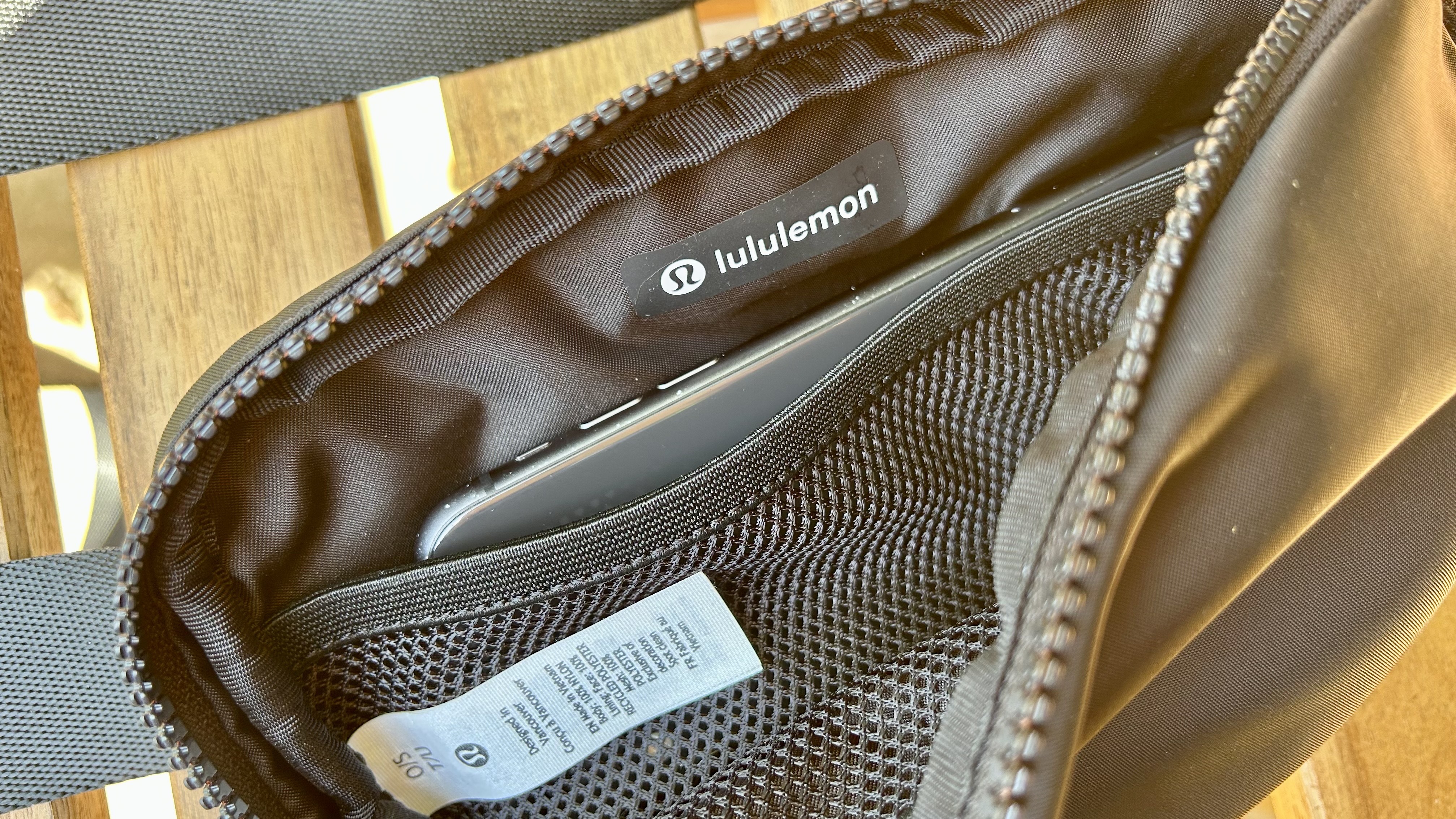 une photo d'un éditeur de fitness portant le sac ceinture lululemon partout