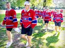 Nick Suzuki des Canadiens mène ses coéquipiers lors de leur tournoi de golf annuel à Laval en septembre dernier.  Suzuki a passé l'été dernier en ville et recommence cet été.